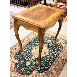 Petite table en noyer à piètement cambré