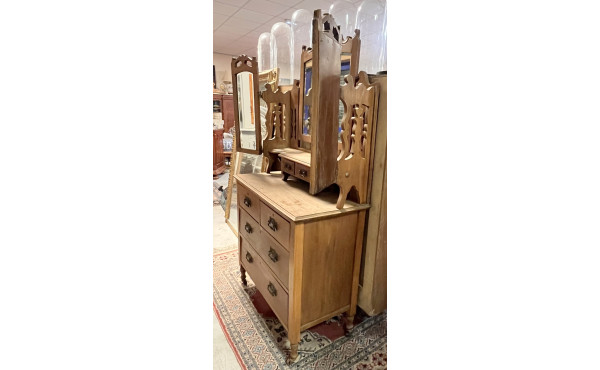 Commode coiffeuse en bois clair ouvrant 