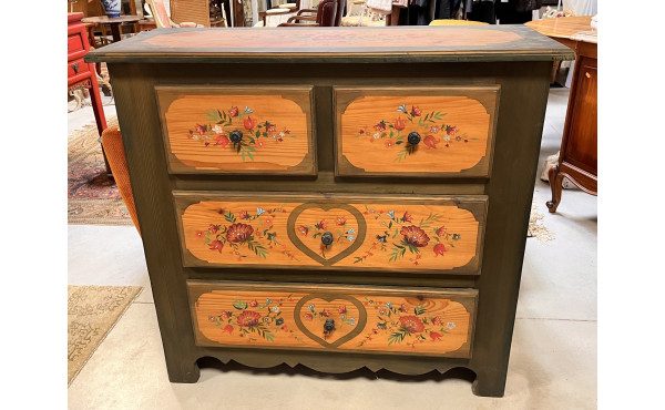 Commode en pin peint d'un décor floral e