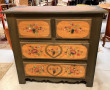 Commode en pin peint d'un décor floral e