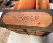 Commode en pin peint d'un décor floral e