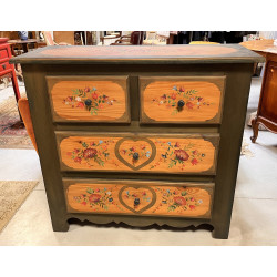 Commode en pin peint d'un décor floral e