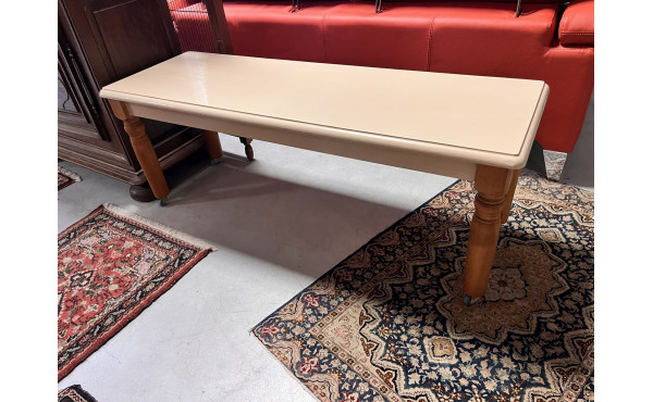 Banc sur roulettes ou bout de lit, assis