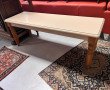 Banc sur roulettes ou bout de lit, assis
