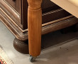 Banc sur roulettes ou bout de lit, assis