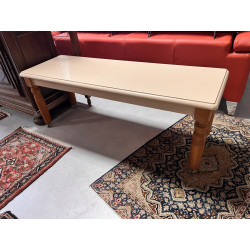 Banc sur roulettes ou bout de lit, assis
