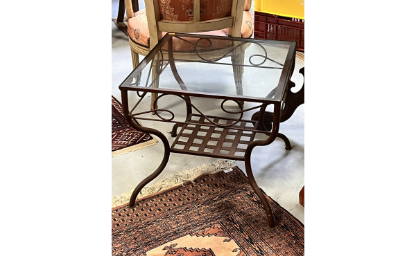 Table basse de format carré en métal et 
