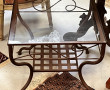 Table basse de format carré en métal et 