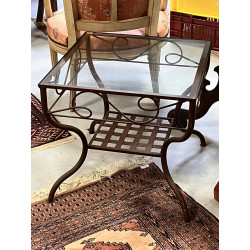 Table basse de format carré en métal et 