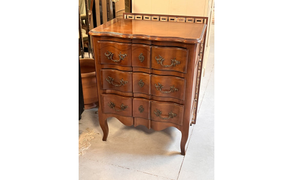 Petite commode ouvrant à 3 tiroirs, faça