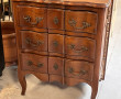 Petite commode ouvrant à 3 tiroirs, faça