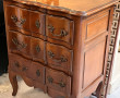 Petite commode ouvrant à 3 tiroirs, faça