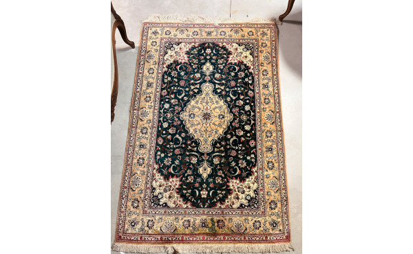 Tapis en laine et soie à décor central d