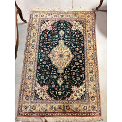 Tapis en laine et soie à décor central d