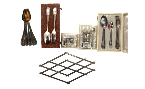 Lot d'argenterie : dessous de plat plian