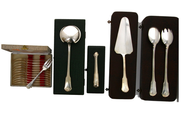 Ensemble de pièces en métal argenté à dé