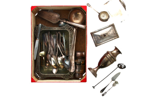 Lot de métal argenté dont vase, couverts
