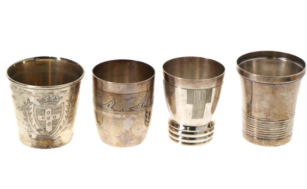 Lot de 4 timbales en métal argenté dont 