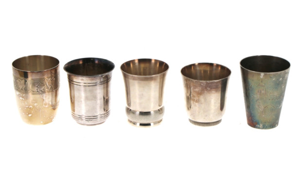 Lot de 5 timbales en métal argenté dont 