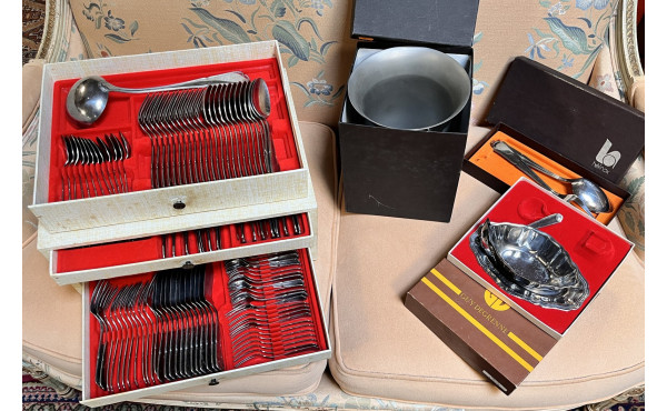 Ménagère en inox en écrin comprenant les
