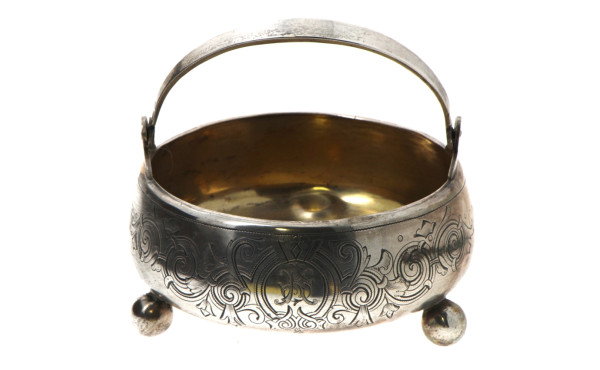 Petit récipient à anse en argent 870ème 