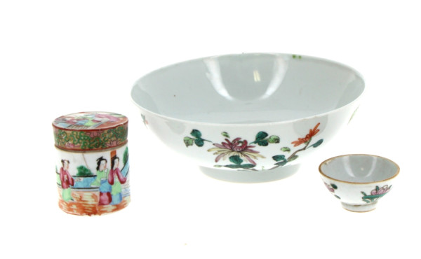 CHINE - 3 porcelaines : Coupe creuse déc