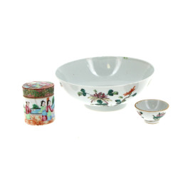 CHINE - 3 porcelaines : Coupe creuse déc