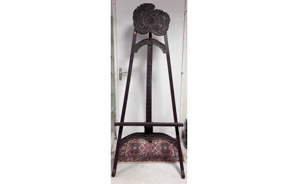 Chevalet en bois exotique provenant de B