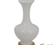 Lampe en verre opalin blanc et métal dor