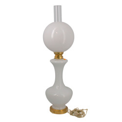 Lampe en verre opalin blanc et métal dor