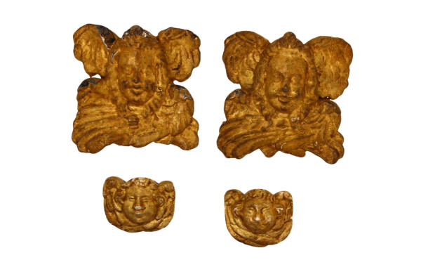 Deux paires de têtes d'anges en bois scu