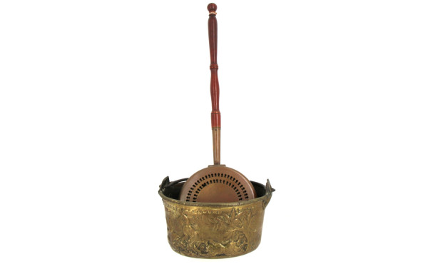 Chaudron en laiton à décor au repoussé d