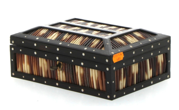 Coffret en bois noirci et épines de porc