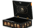 Coffret en bois noirci et épines de porc