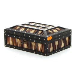 Coffret en bois noirci et épines de porc