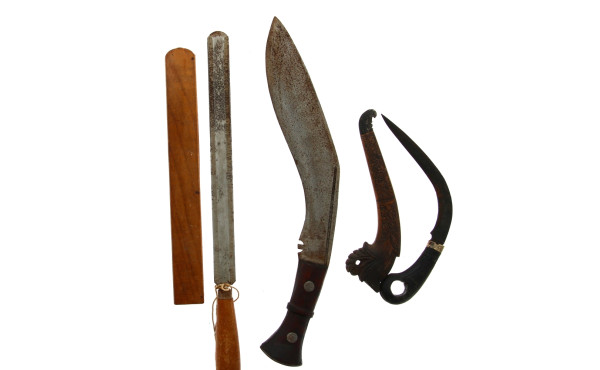 Lot de couteaux étrangers: Karambit indo
