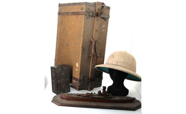 Lot comprenant un casque colonial (sans 