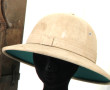 Lot comprenant un casque colonial (sans 