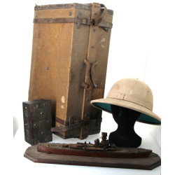 Lot comprenant un casque colonial (sans 