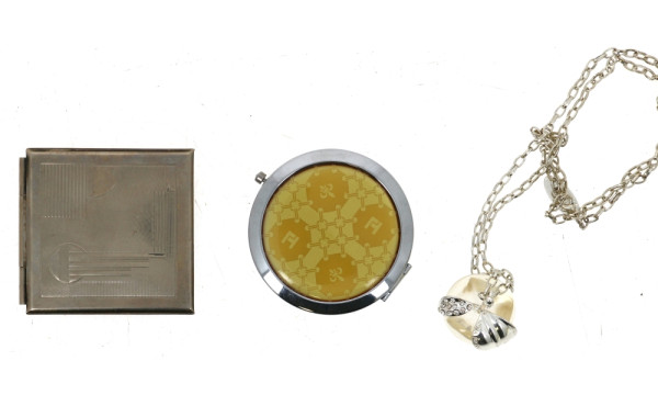 NINA RICCI - Pendentif pomme en métal co