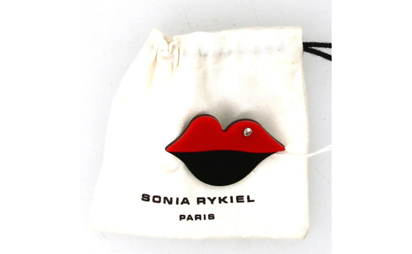 SONIA RYKIEL - Broche lèvre en résine ro