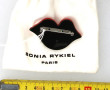 SONIA RYKIEL - Broche lèvre en résine ro