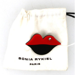 SONIA RYKIEL - Broche lèvre en résine ro
