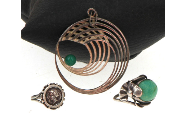 Lot de 2 bagues et un pendentif années 6