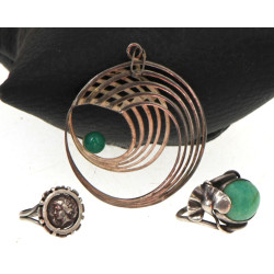 Lot de 2 bagues et un pendentif années 6