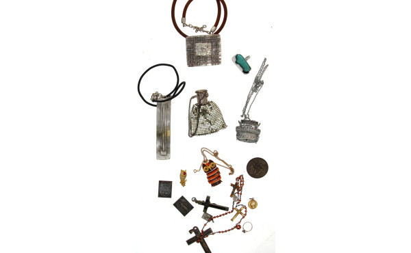 Lot de bijoux fantaisie (2 bagues 4 coll