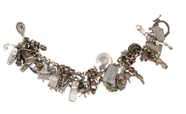 Bracelet en argent avec nombreuses brelo