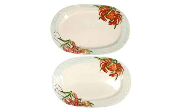 Paire de plats en faïence et barbotine à
