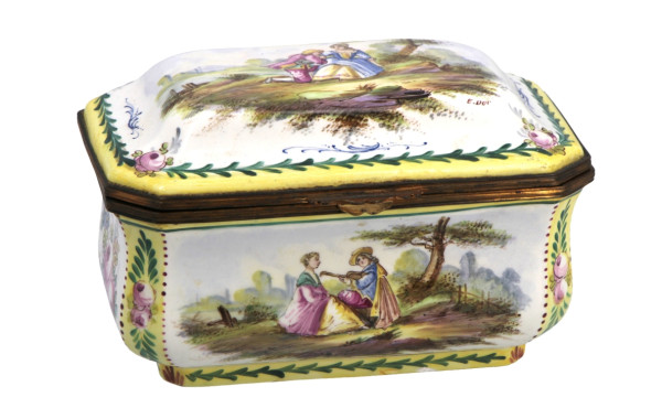 Coffret en faïence fine et métal doré à 