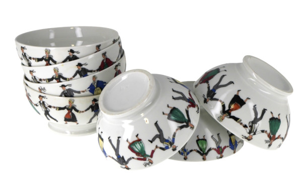 7 bols en porcelaine à décor de ronde de